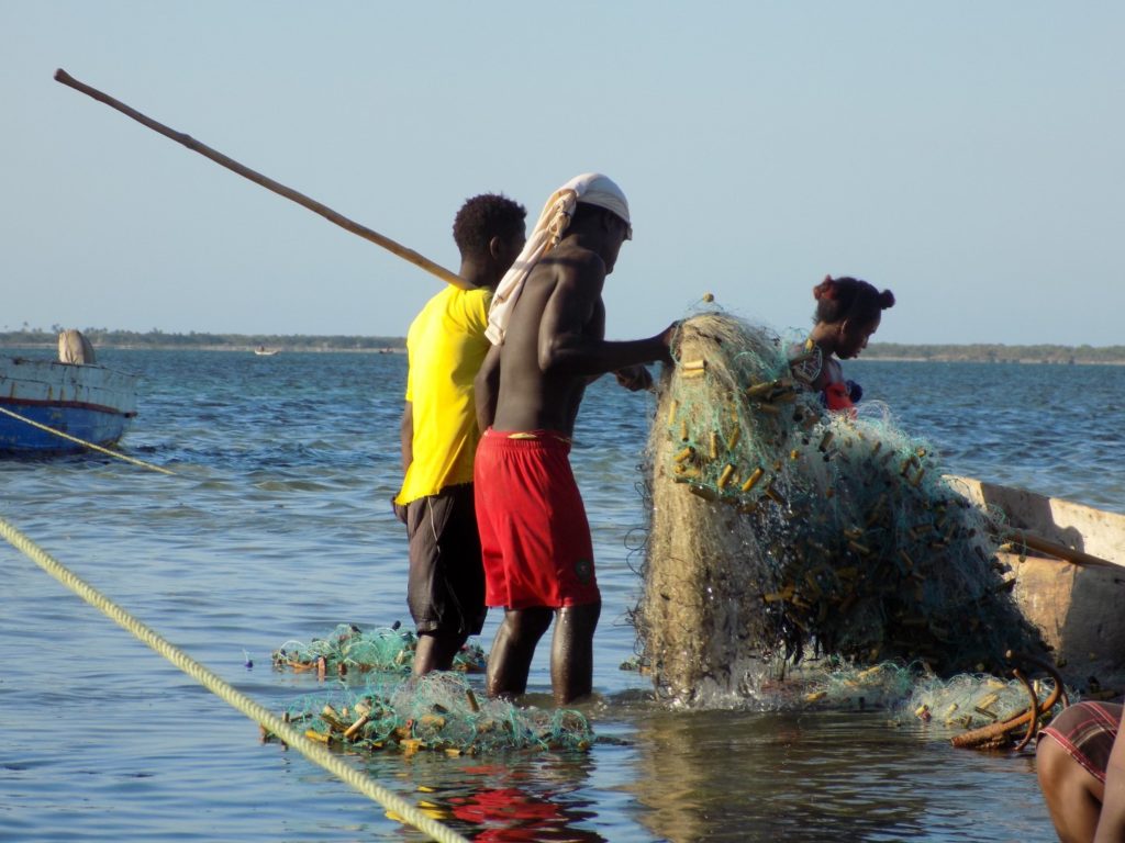 Pêcheurs dans la Loky Manambato